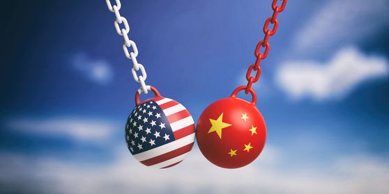 L'actu en bref : Les Etats-Unis Vs la Chine, les actions stagnent, Apple se lance dans la crypto Deux boulets avec chaîne et des drapeaux des États-Unis et de la Chine se frappant l'un contre l'autre pour représenter les tensions économiques et géopolitiques qui pourraient influencer la stabilité des marchés boursiers