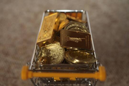 La demande des consommateurs pour l'or physique est en hausse en 2021 un chariot rempli de lingot et de pièces d’or d’investissement pour représenter la demande d’or physique d’investissement en augmentation