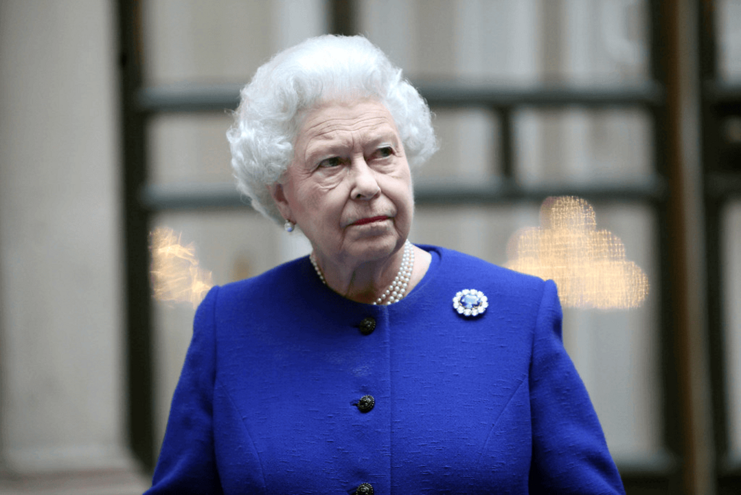 Wochenrückblick: Jumbo-Zinserhöhung der EZB, Königin Elizabeth stirbt im Alter von 96 Jahren Ein Bild von Königin Elizabeth II. bei einer offiziellen Veranstaltung in einem blauen Anzug, mit einer blauen Ceylon-Saphir-Brosche und einer Perlenkette