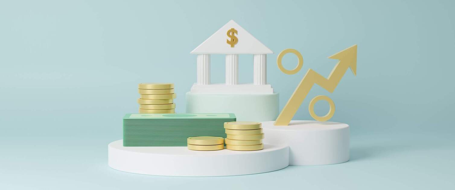Weekly Digest: US-Inflation läuft heiß, britische Gilts-Krise ein Stapel von US-Dollarnoten, drei Stapel von Goldmünzen, ein weißes Gebäude mit dem Dollarzeichen und ein Prozentzeichen mit einem Pfeil auf hellblauem Hintergrund.