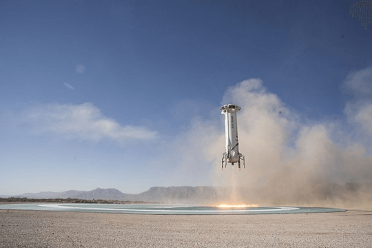 L’actu en bref: Accord sur l’impôt mondial, Bezos part dans l'espace La fusée Amazon avec Jeff Bezos à bord décolle d'une aire de décollage dans le désert pour aller dans l'espace