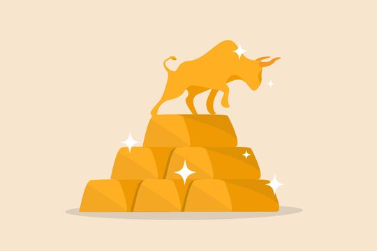 Vereinigtes Königreich ergreift Maßnahmen gegen Krypto-Börse, Top-Unternehmer warnt die Fed vor Rezession Darstellung eines goldenen Bullen auf einem Stapel glitzernder Goldbarren, der einen steigenden Goldmarkt repräsentiert