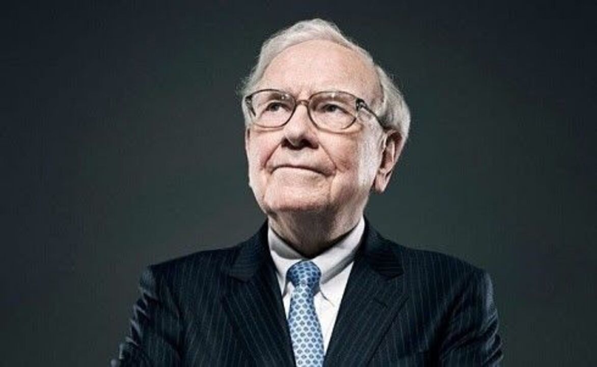 Riflessioni sul recente acquisto di oro da parte di Warren Buffet Warren Buffett fotografato su sfondo nero in occasione dell’acquisto di oro da parte di Berkshire Hathaway, che ha investito nelle azioni di Barrick Gold, il più grande produttore di oro al mondo.