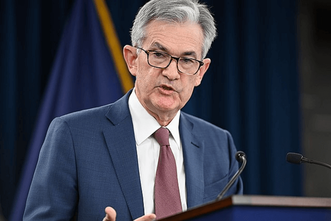 La settimana in breve: Occhi puntati su Jackson Hole, Tesla Bot il presidente della fed jerome powell con un completo blu durante un meeting