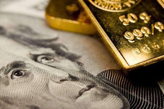 Un nouveau système monétaire? billet de banque et lingots d'or représentant l'évolution des systèmes monétaires.