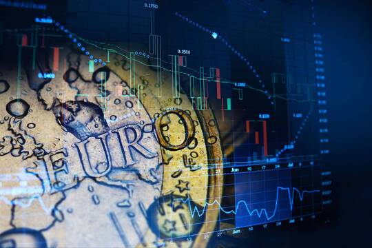 Weekly Digest: EU markets fall as Fed Flags Rate Hikes ‘Soon’, Gold Bulls European stock markets graph showing stock prices dropping with a euro coin in the background