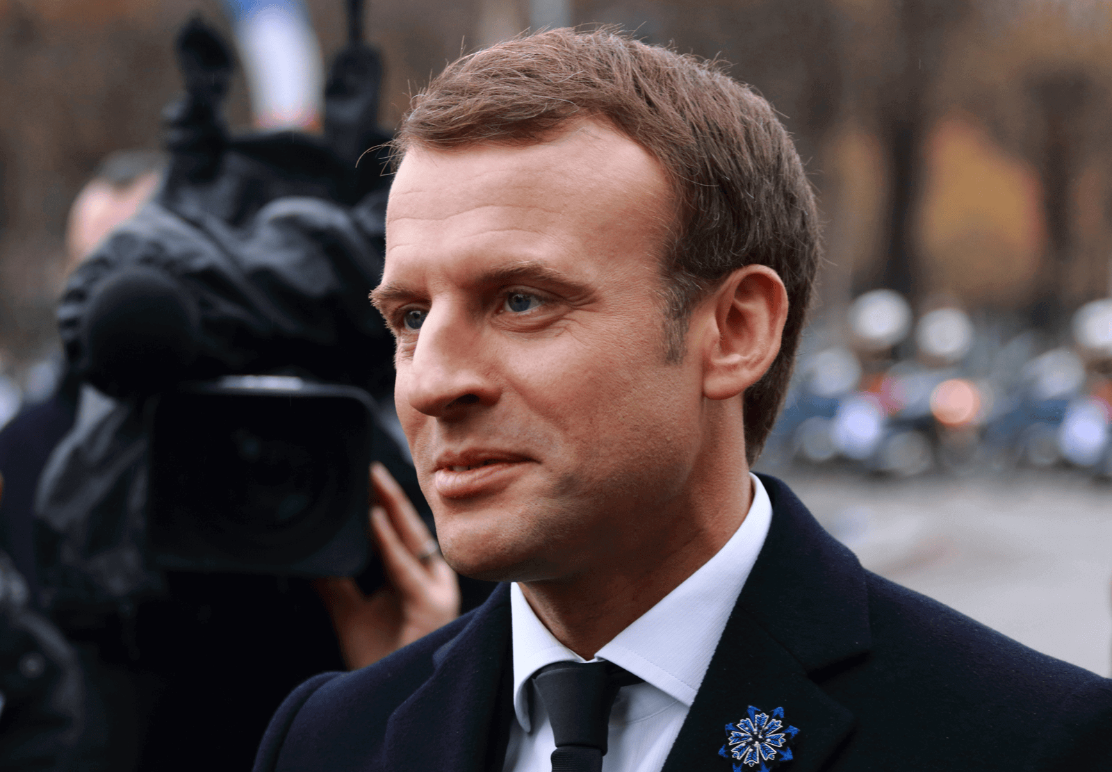 emmanuel macron answering cameras in the street in winter about energy crisis