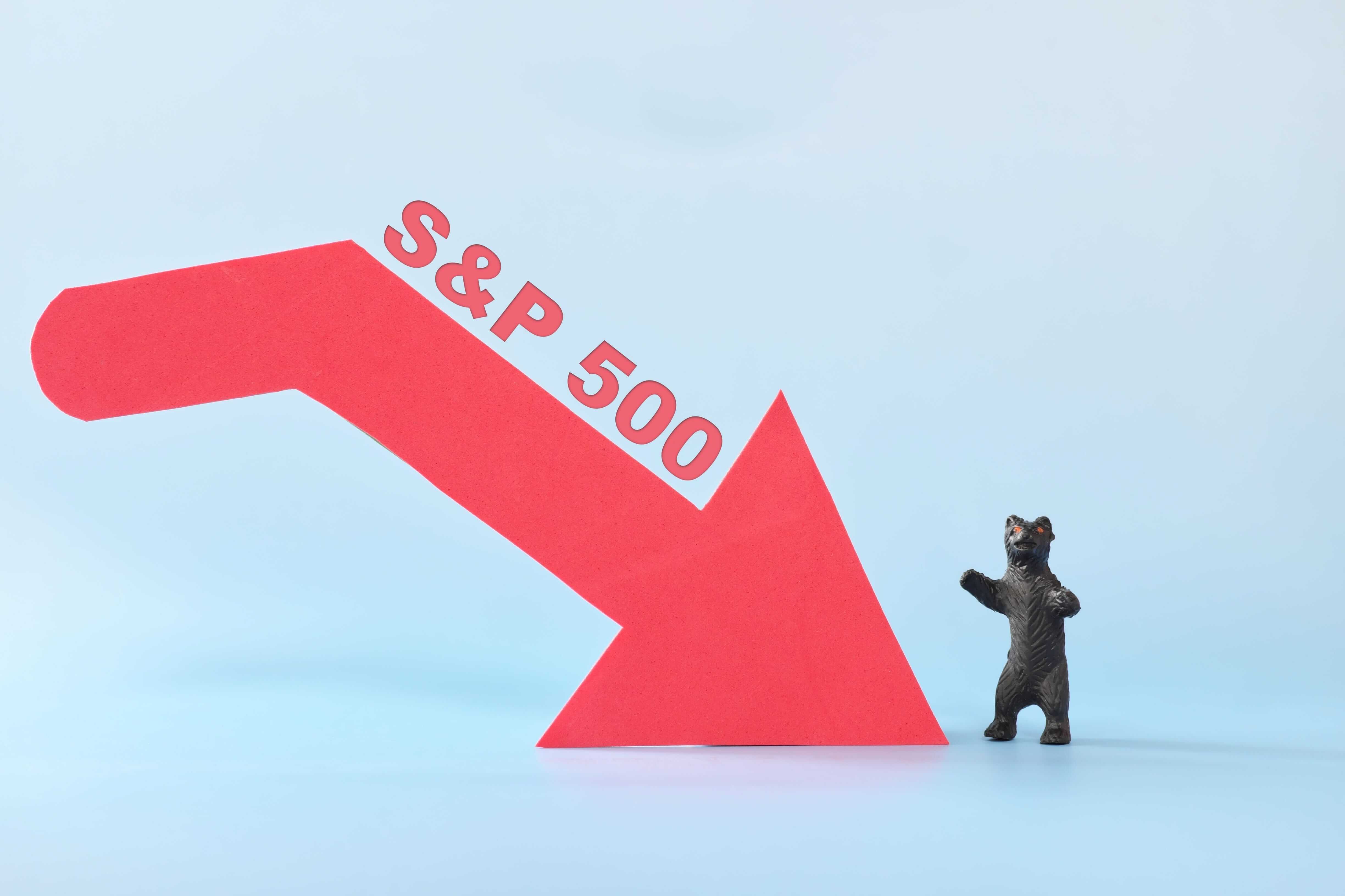 red arrow going down with S&P500 mention next to a bear on a blue background